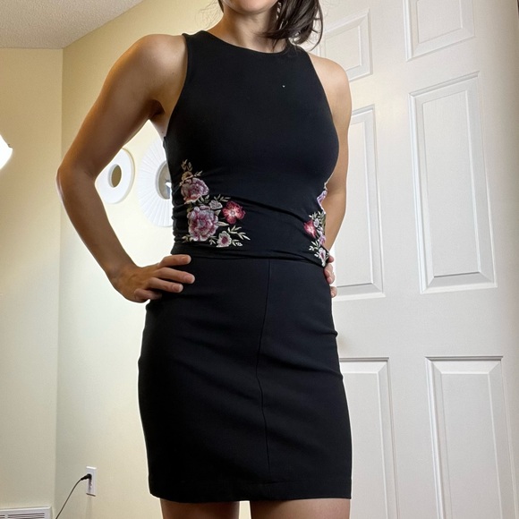 Aritzia Wilfred Free Classic Bodycon Black Mini Skirt - Size 2 - Picture 2 of 12